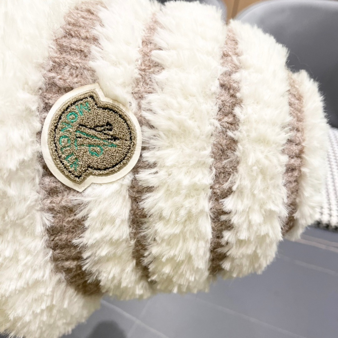  （蒙囗MONCLER】2025秋冬款女拼色双耳保毛绒渔夫帽时尚百搭毛绒护耳雷锋帽秋冬赶紧订购哦，