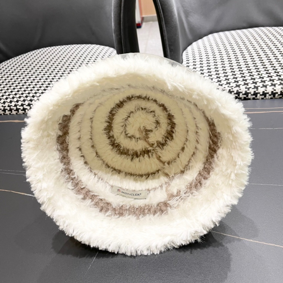  （蒙囗MONCLER】2025秋冬款女拼色双耳保毛绒渔夫帽时尚百搭毛绒护耳雷锋帽秋冬赶紧订购哦，