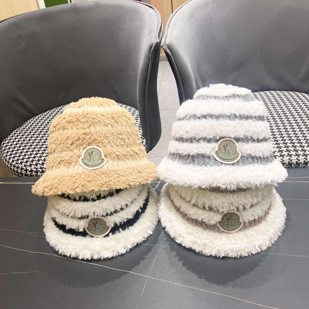  （蒙囗MONCLER】2025秋冬款女拼色双耳保毛绒渔夫帽时尚百搭毛绒护耳雷锋帽秋冬赶紧订购哦，