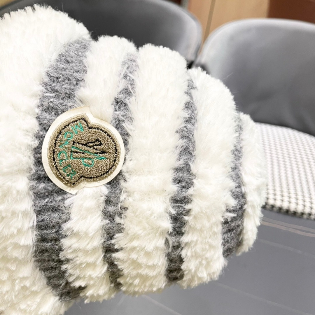  （蒙囗MONCLER】2025秋冬款女拼色双耳保毛绒渔夫帽时尚百搭毛绒护耳雷锋帽秋冬赶紧订购哦，
