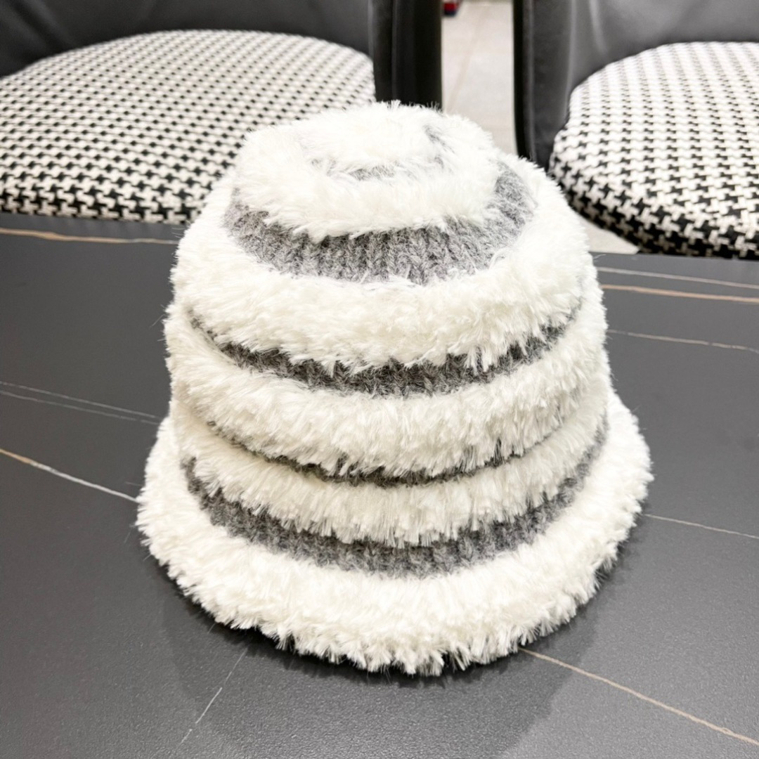  （蒙囗MONCLER】2025秋冬款女拼色双耳保毛绒渔夫帽时尚百搭毛绒护耳雷锋帽秋冬赶紧订购哦，