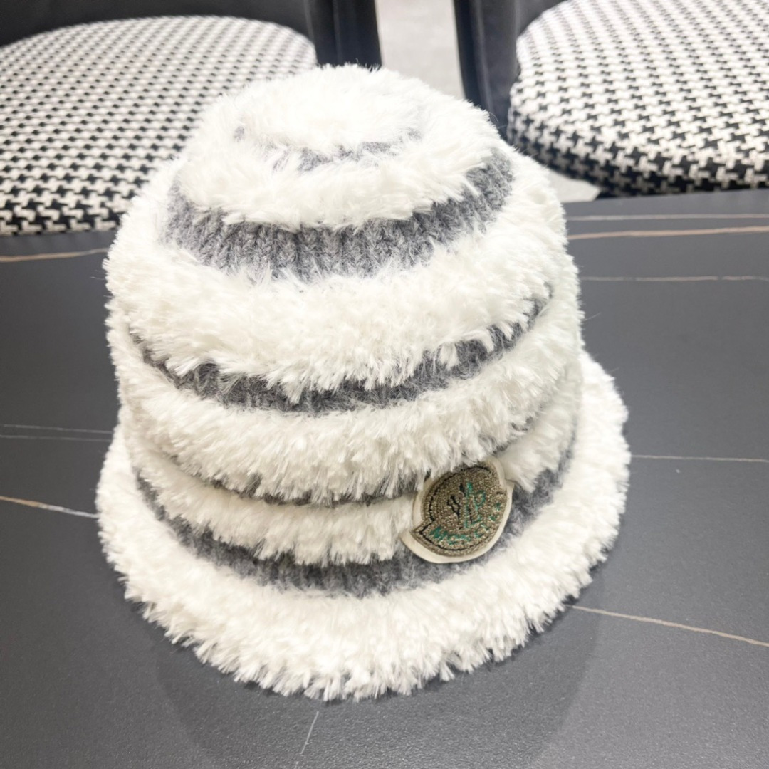 （蒙囗MONCLER】2025秋冬款女拼色双耳保毛绒渔夫帽时尚百搭毛绒护耳雷锋帽秋冬赶紧订购哦，