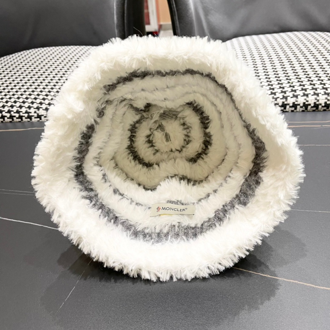  （蒙囗MONCLER】2025秋冬款女拼色双耳保毛绒渔夫帽时尚百搭毛绒护耳雷锋帽秋冬赶紧订购哦，