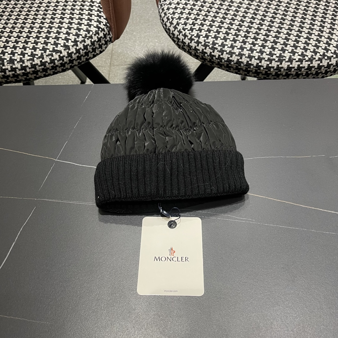 
 MONCLER蒙口🎩羊毛针织毛线帽，球可拆卸，可隨意搭配，好品质高端大气，超柔软！超火爆💖质感很赞，