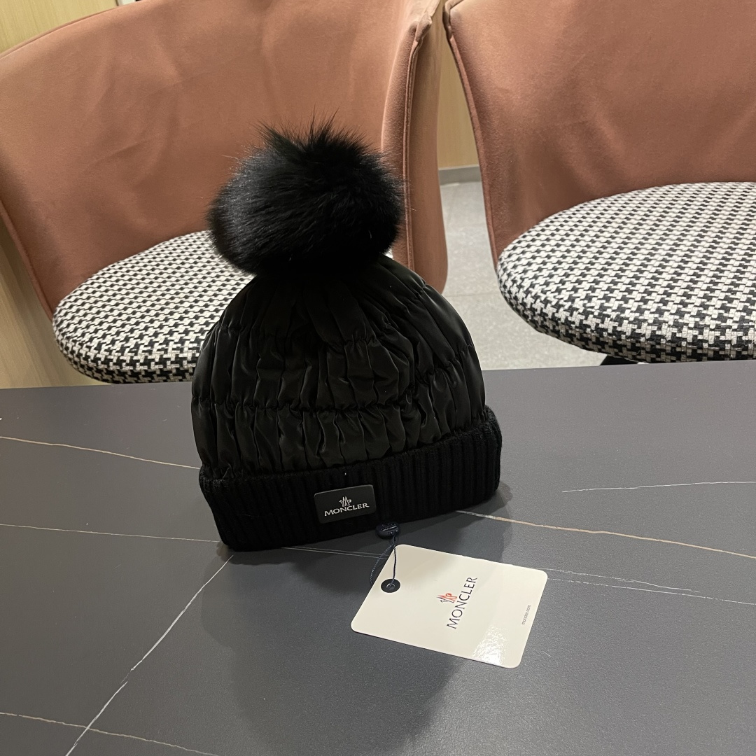 
 MONCLER蒙口🎩羊毛针织毛线帽，球可拆卸，可隨意搭配，好品质高端大气，超柔软！超火爆💖质感很赞，