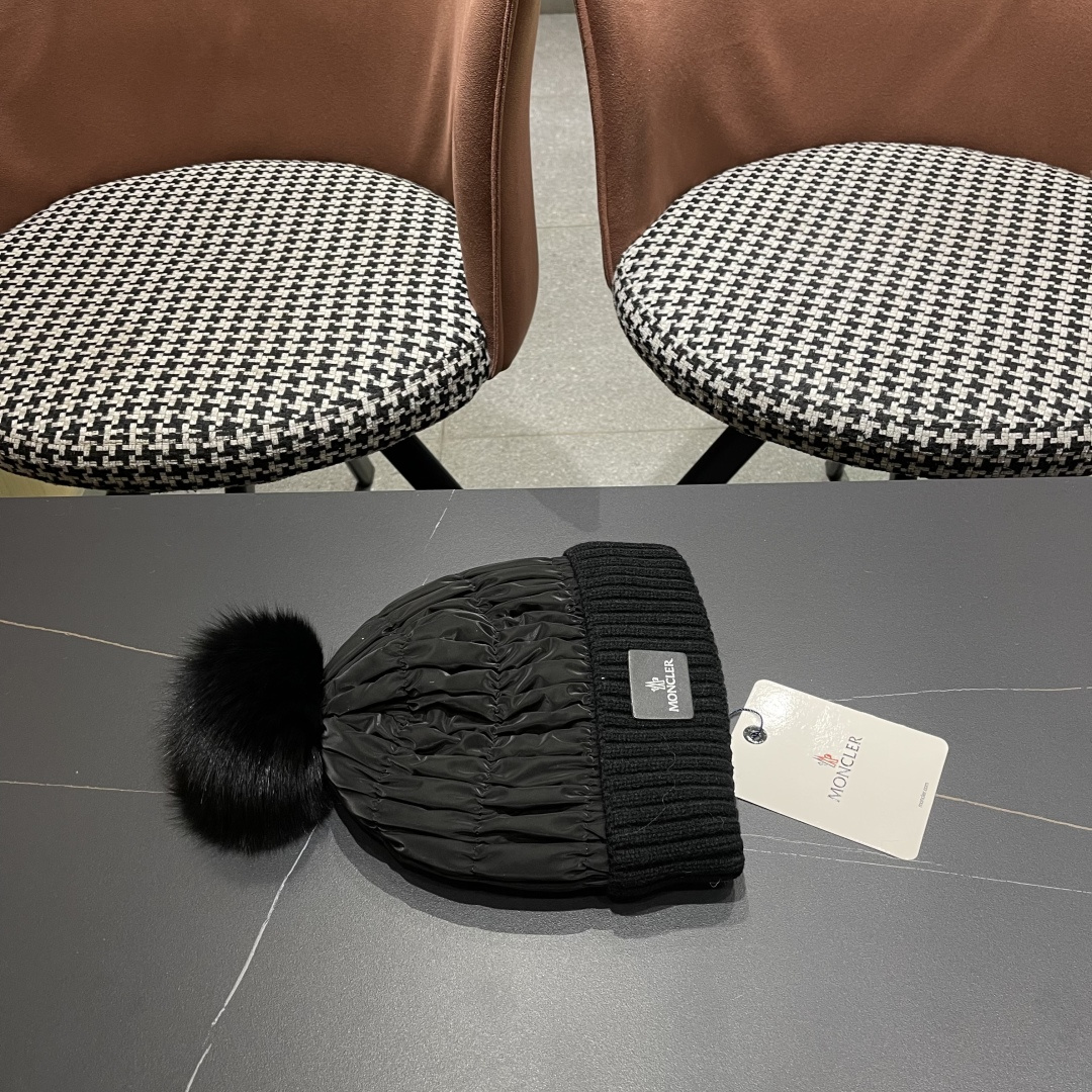 
 MONCLER蒙口🎩羊毛针织毛线帽，球可拆卸，可隨意搭配，好品质高端大气，超柔软！超火爆💖质感很赞，