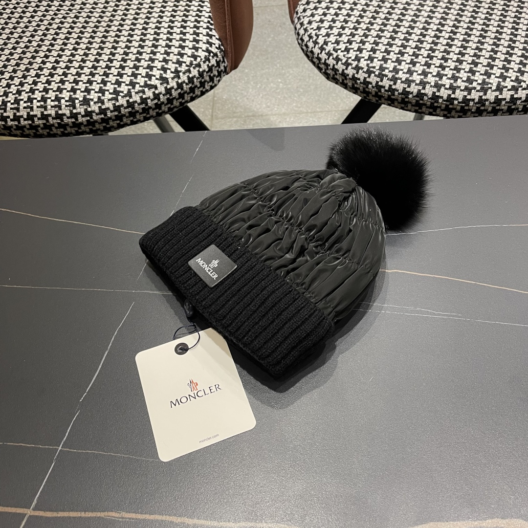 
 MONCLER蒙口🎩羊毛针织毛线帽，球可拆卸，可隨意搭配，好品质高端大气，超柔软！超火爆💖质感很赞，