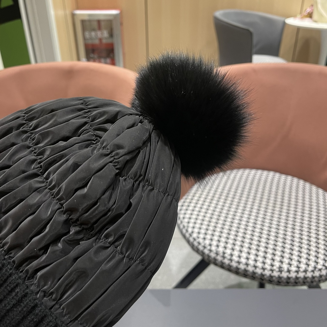 
 MONCLER蒙口🎩羊毛针织毛线帽，球可拆卸，可隨意搭配，好品质高端大气，超柔软！超火爆💖质感很赞，