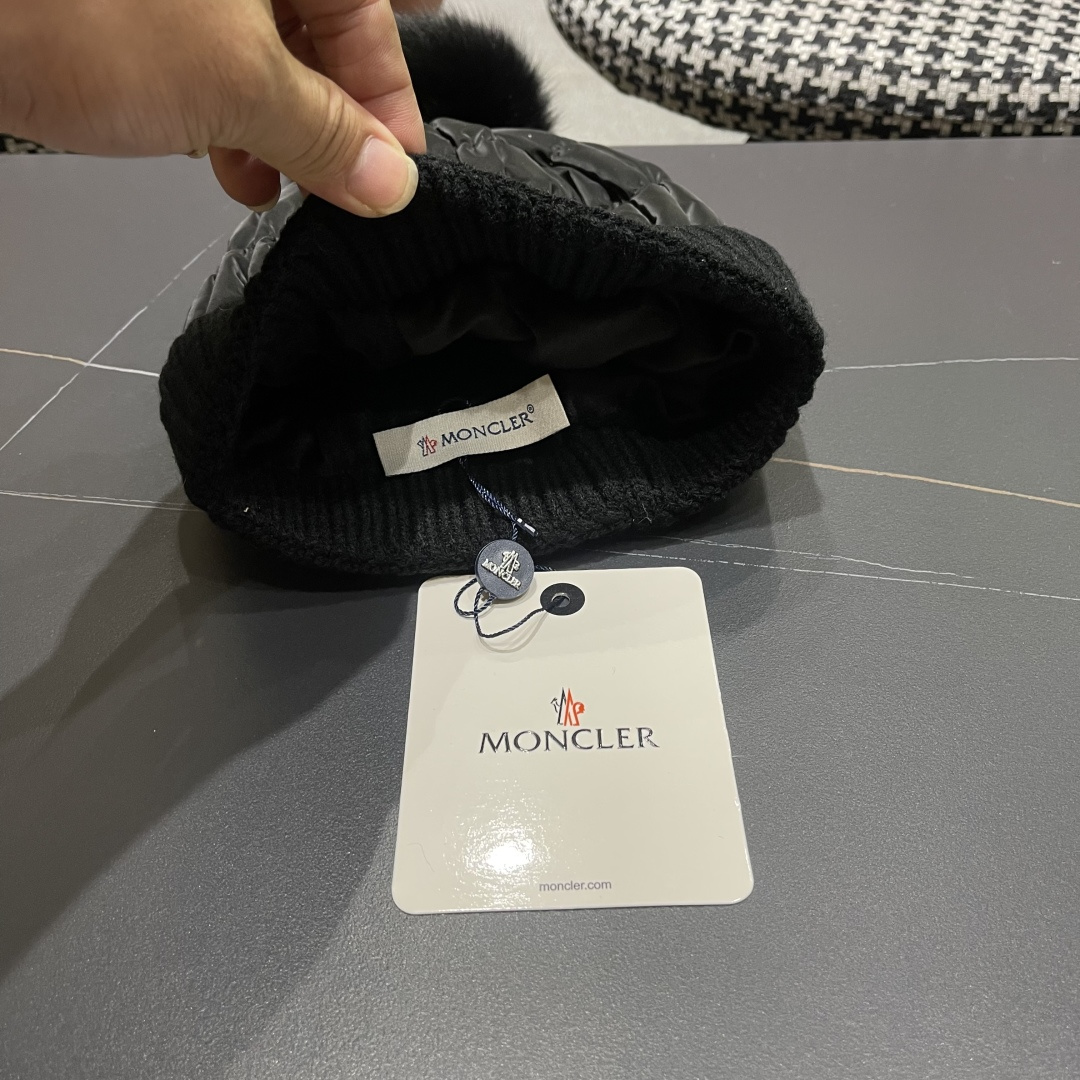 
 MONCLER蒙口🎩羊毛针织毛线帽，球可拆卸，可隨意搭配，好品质高端大气，超柔软！超火爆💖质感很赞，
