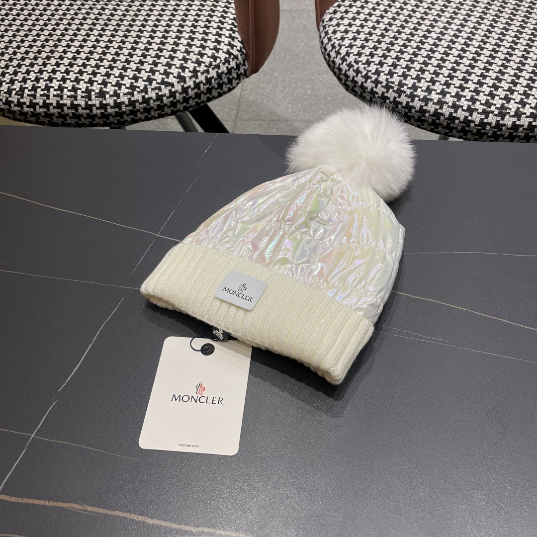 
 MONCLER蒙口🎩羊毛针织毛线帽，球可拆卸，可隨意搭配，好品质高端大气，超柔软！超火爆💖质感很赞，