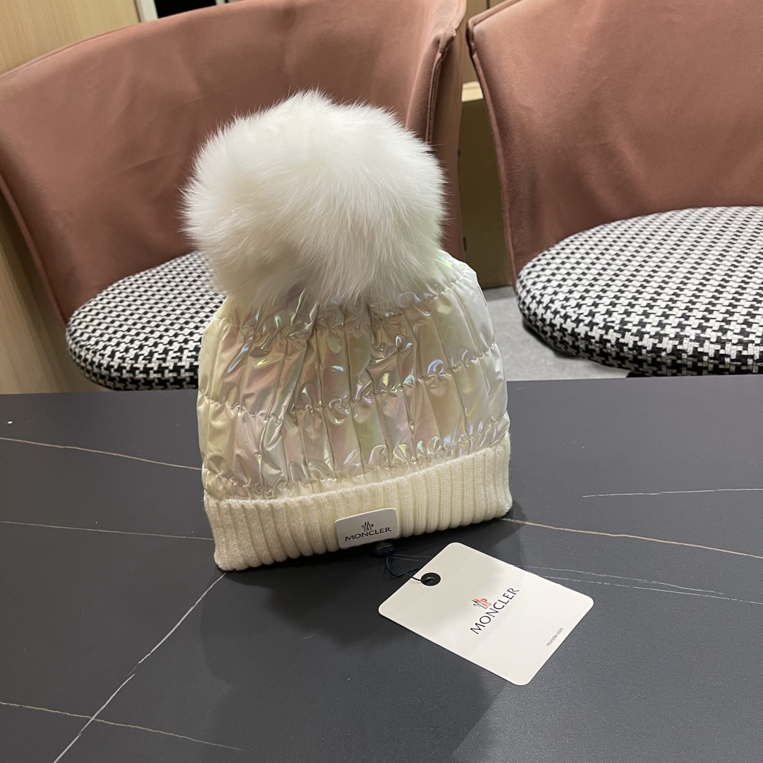 
 MONCLER蒙口🎩羊毛针织毛线帽，球可拆卸，可隨意搭配，好品质高端大气，超柔软！超火爆💖质感很赞，