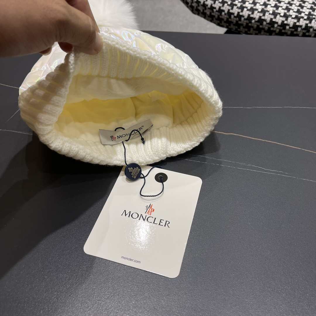 
 MONCLER蒙口🎩羊毛针织毛线帽，球可拆卸，可隨意搭配，好品质高端大气，超柔软！超火爆💖质感很赞，