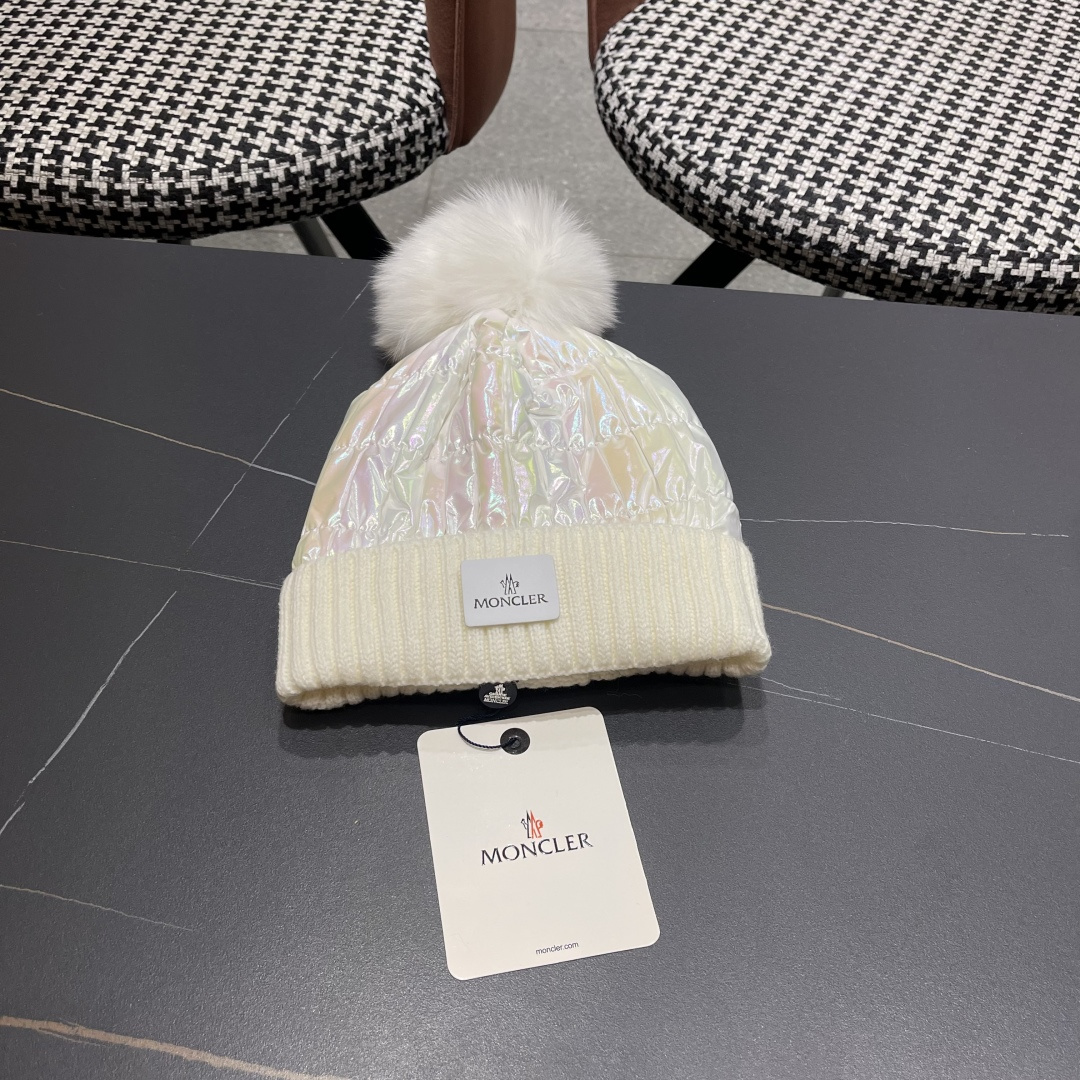 
 MONCLER蒙口🎩羊毛针织毛线帽，球可拆卸，可隨意搭配，好品质高端大气，超柔软！超火爆💖质感很赞，