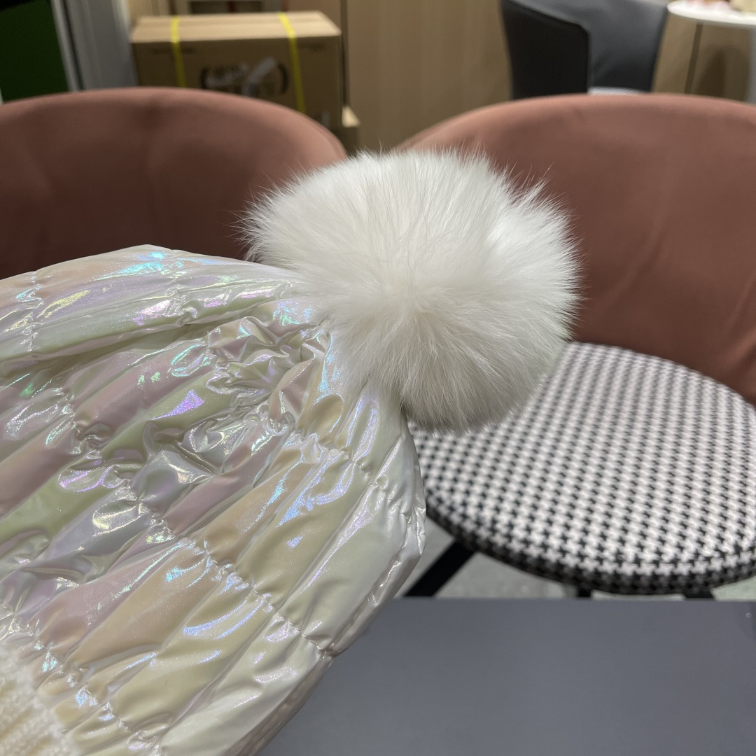 
 MONCLER蒙口🎩羊毛针织毛线帽，球可拆卸，可隨意搭配，好品质高端大气，超柔软！超火爆💖质感很赞，