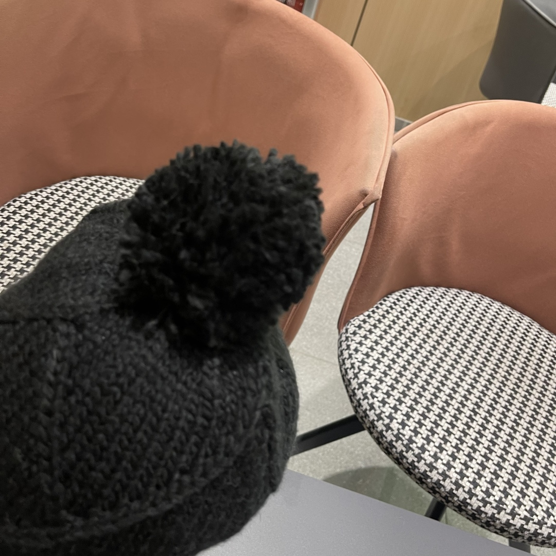  Chane*🆕香奈儿新款滑雪系列毛线帽，火爆全网的雷锋帽，谁戴谁好4️⃣个色 黑白百搭酷帅男女可戴情侣
