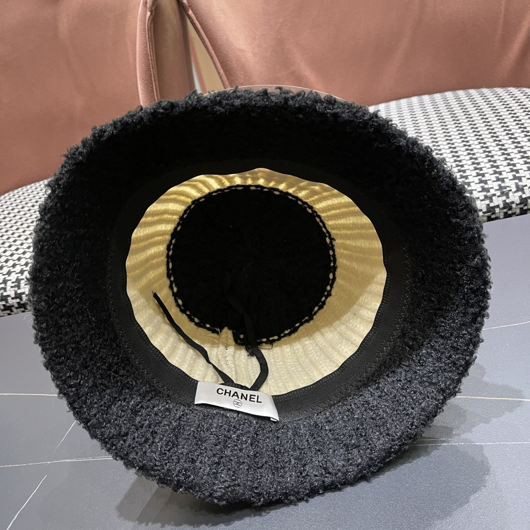 🆕【CHANEL香奈儿】2025秋冬新款毛绒小香风简约渔夫帽，独特设计～时尚气质的一款