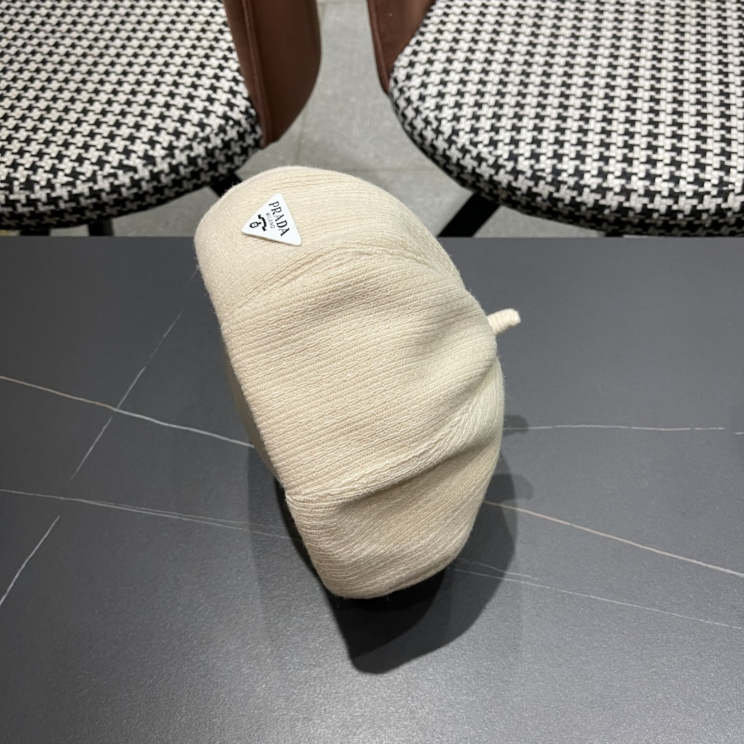  普拉达Prada黑色反戴贝雷帽女秋冬款大头围复古英伦前进帽显脸小报童画家帽子