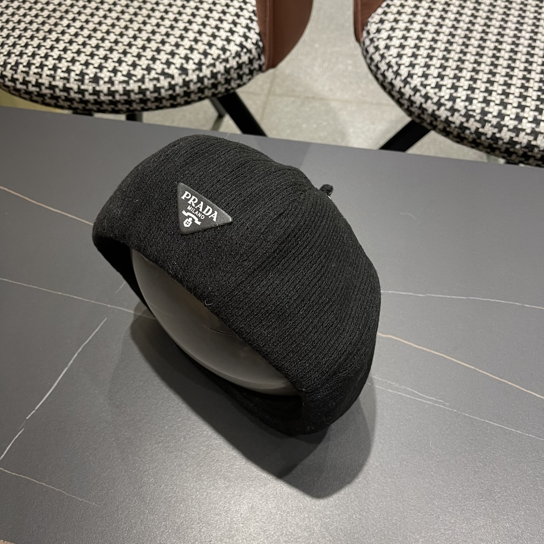  普拉达Prada黑色反戴贝雷帽女秋冬款大头围复古英伦前进帽显脸小报童画家帽子