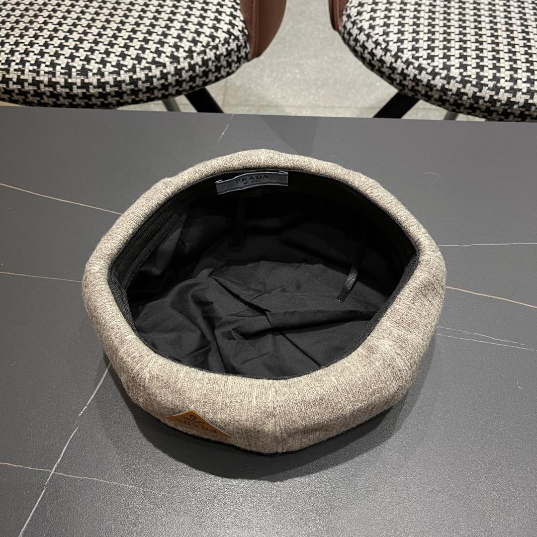  普拉达Prada黑色反戴贝雷帽女秋冬款大头围复古英伦前进帽显脸小报童画家帽子