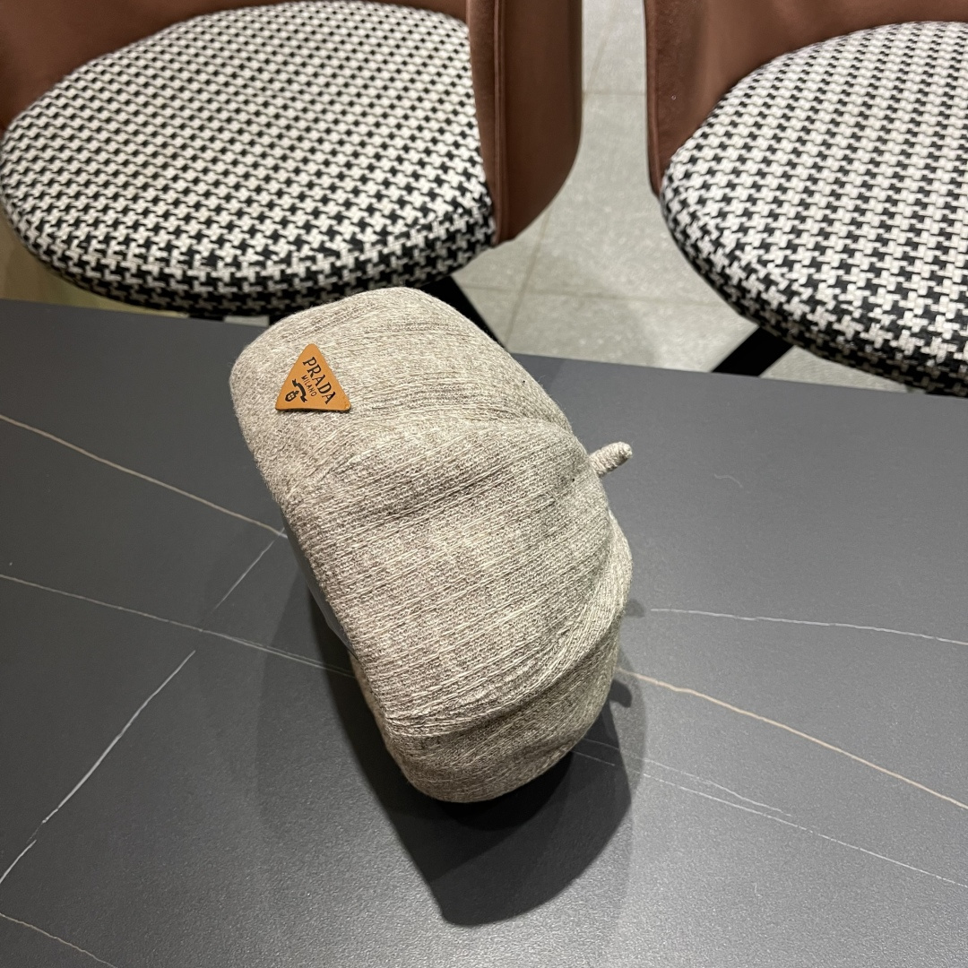  普拉达Prada黑色反戴贝雷帽女秋冬款大头围复古英伦前进帽显脸小报童画家帽子