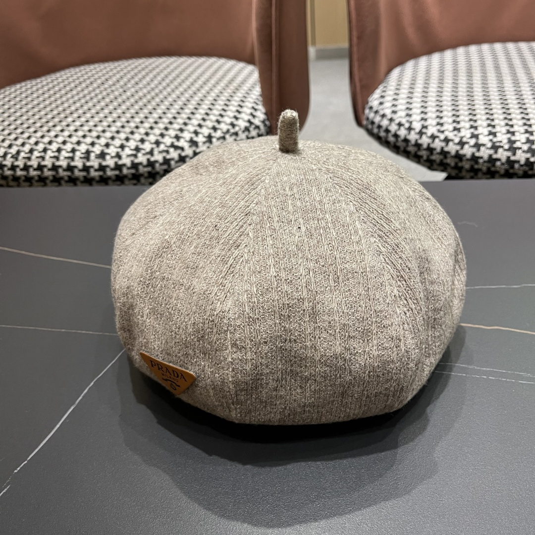  普拉达Prada黑色反戴贝雷帽女秋冬款大头围复古英伦前进帽显脸小报童画家帽子