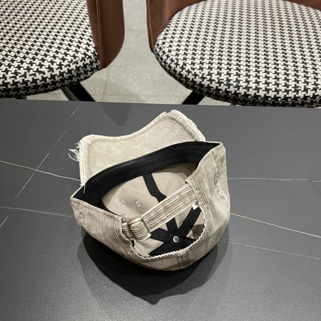  Moncler蒙口 2025秋冬新款灯芯绒棒球帽 ， 质感满满.今年灯芯饿真的yyds ～