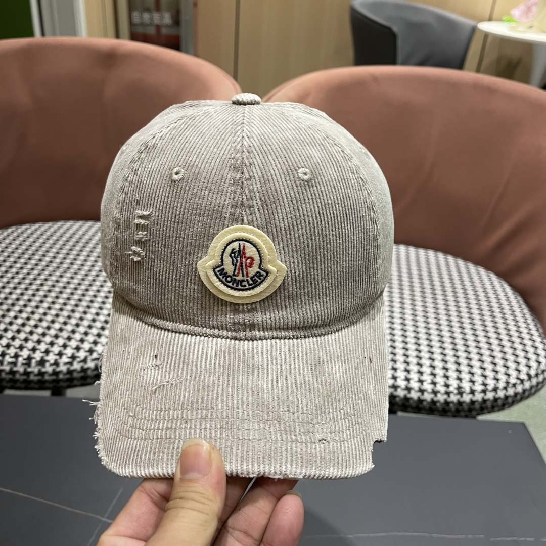  Moncler蒙口 2025秋冬新款灯芯绒棒球帽 ， 质感满满.今年灯芯饿真的yyds ～
