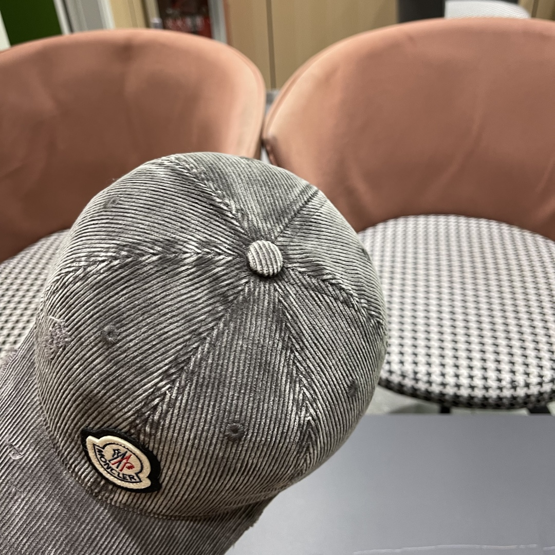  Moncler蒙口 2025秋冬新款灯芯绒棒球帽 ， 质感满满.今年灯芯饿真的yyds ～
