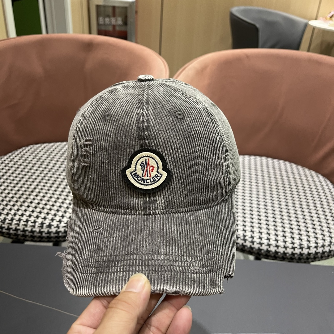  Moncler蒙口 2025秋冬新款灯芯绒棒球帽 ， 质感满满.今年灯芯饿真的yyds ～