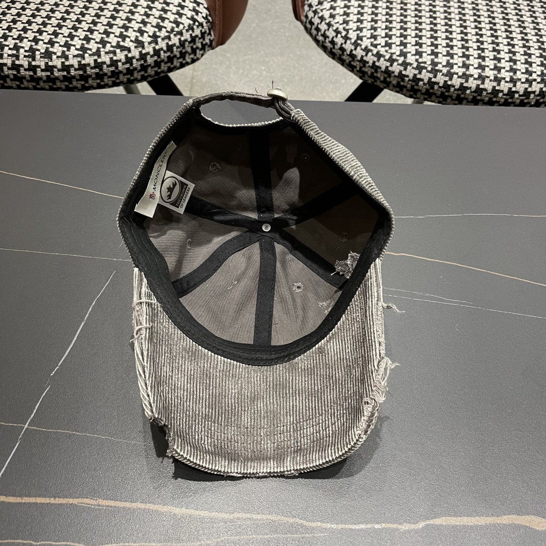  Moncler蒙口 2025秋冬新款灯芯绒棒球帽 ， 质感满满.今年灯芯饿真的yyds ～
