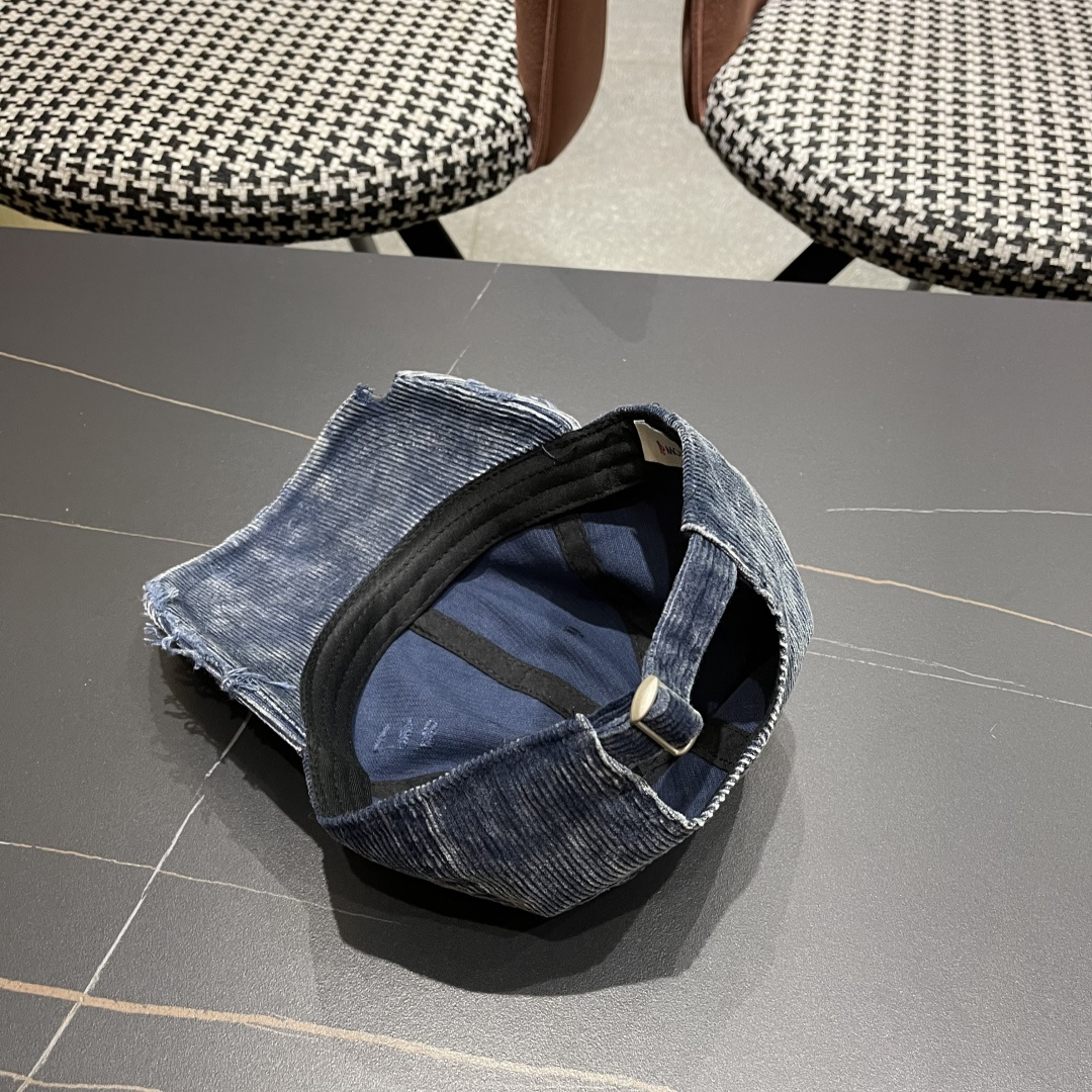  Moncler蒙口 2025秋冬新款灯芯绒棒球帽 ， 质感满满.今年灯芯饿真的yyds ～