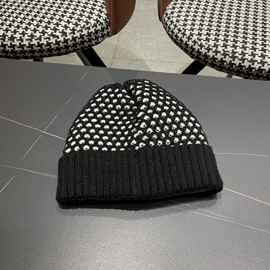  Chanel香奈儿秋冬网红时尚博主推荐款毛线帽，小红书爆款，手感超柔软舒适的针织线帽，弹性极佳！