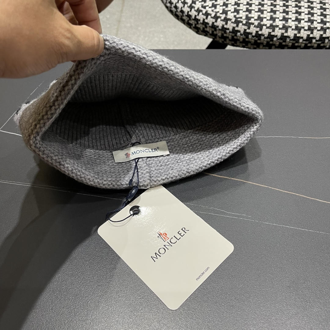  MONCLER（蒙口）韩系氛围高级感针织帽子女秋冬
时尚毛线帽宽松显脸小套头冷帽