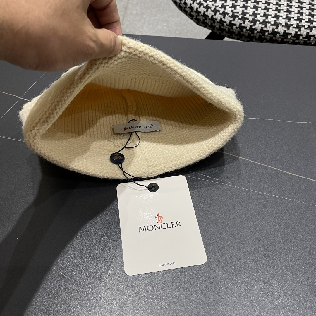  MONCLER（蒙口）韩系氛围高级感针织帽子女秋冬
时尚毛线帽宽松显脸小套头冷帽