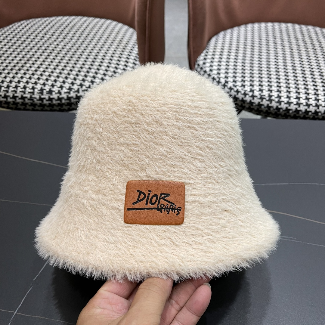 。DIOR迪奥2025冬新款毛绒绒水桶帽女秋冬季保暖显脸小时尚毛绒渔夫帽子潮
