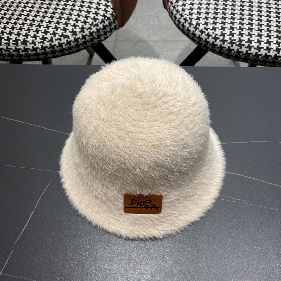 。DIOR迪奥2025冬新款毛绒绒水桶帽女秋冬季保暖显脸小时尚毛绒渔夫帽子潮