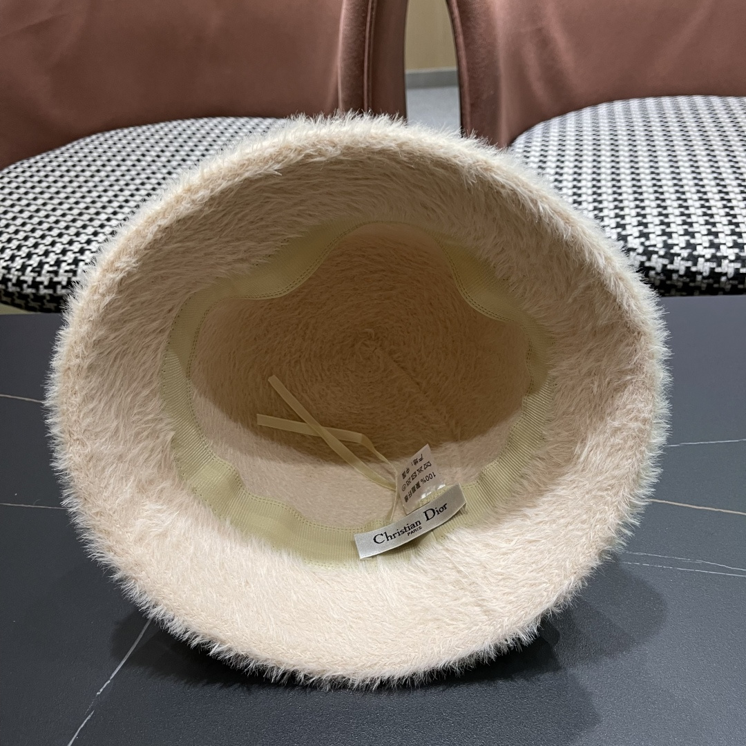 。DIOR迪奥2025冬新款毛绒绒水桶帽女秋冬季保暖显脸小时尚毛绒渔夫帽子潮