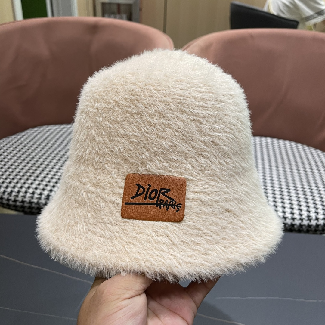 。DIOR迪奥2025冬新款毛绒绒水桶帽女秋冬季保暖显脸小时尚毛绒渔夫帽子潮