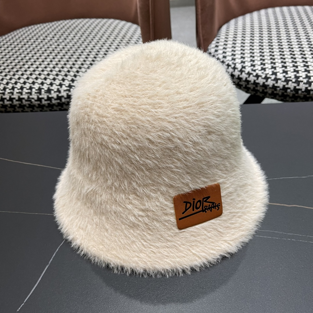。DIOR迪奥2025冬新款毛绒绒水桶帽女秋冬季保暖显脸小时尚毛绒渔夫帽子潮