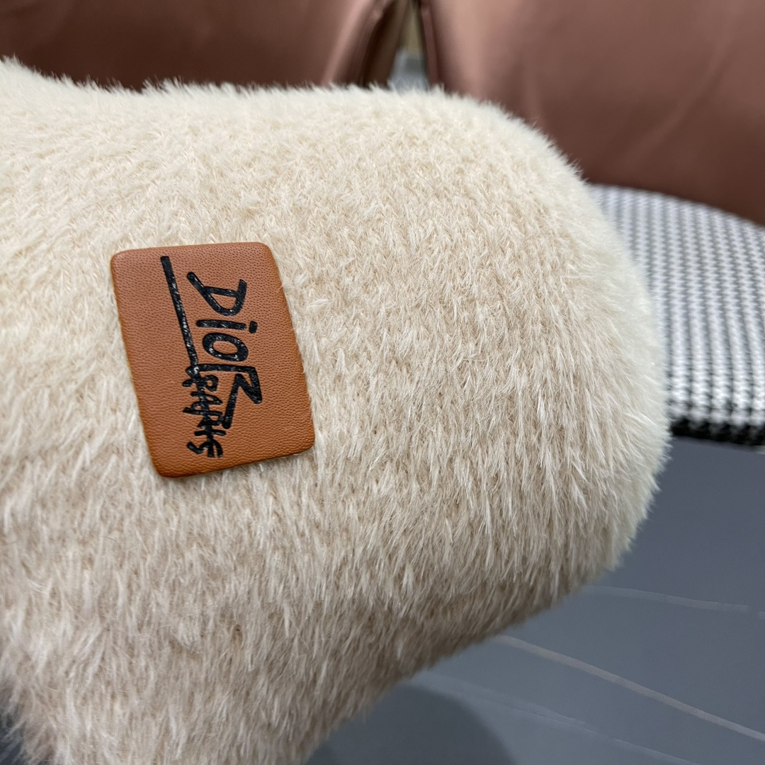 。DIOR迪奥2025冬新款毛绒绒水桶帽女秋冬季保暖显脸小时尚毛绒渔夫帽子潮