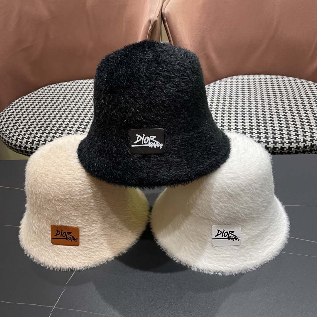 。DIOR迪奥2025冬新款毛绒绒水桶帽女秋冬季保暖显脸小时尚毛绒渔夫帽子潮