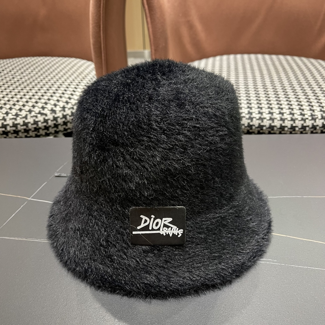 。DIOR迪奥2025冬新款毛绒绒水桶帽女秋冬季保暖显脸小时尚毛绒渔夫帽子潮