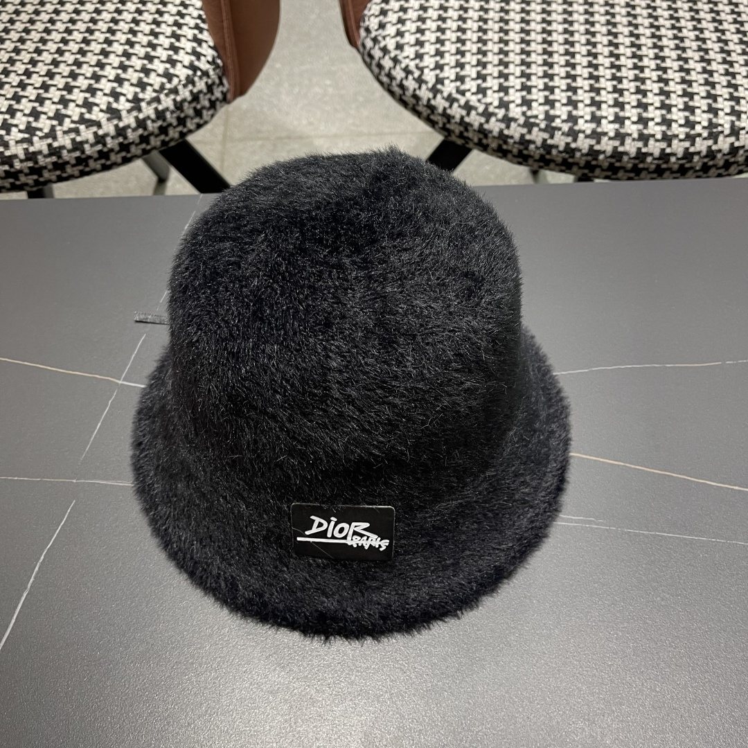。DIOR迪奥2025冬新款毛绒绒水桶帽女秋冬季保暖显脸小时尚毛绒渔夫帽子潮
