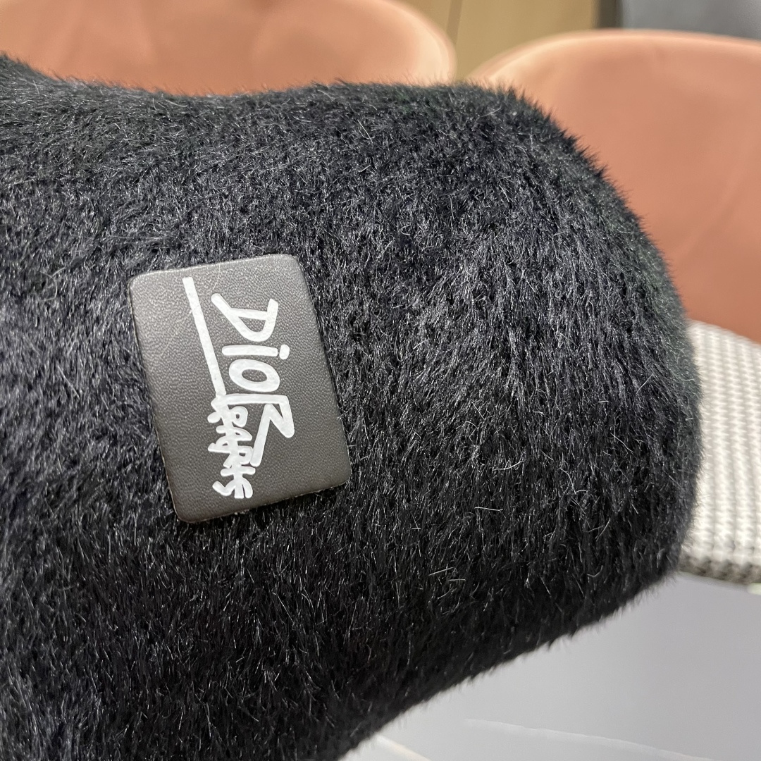 。DIOR迪奥2025冬新款毛绒绒水桶帽女秋冬季保暖显脸小时尚毛绒渔夫帽子潮