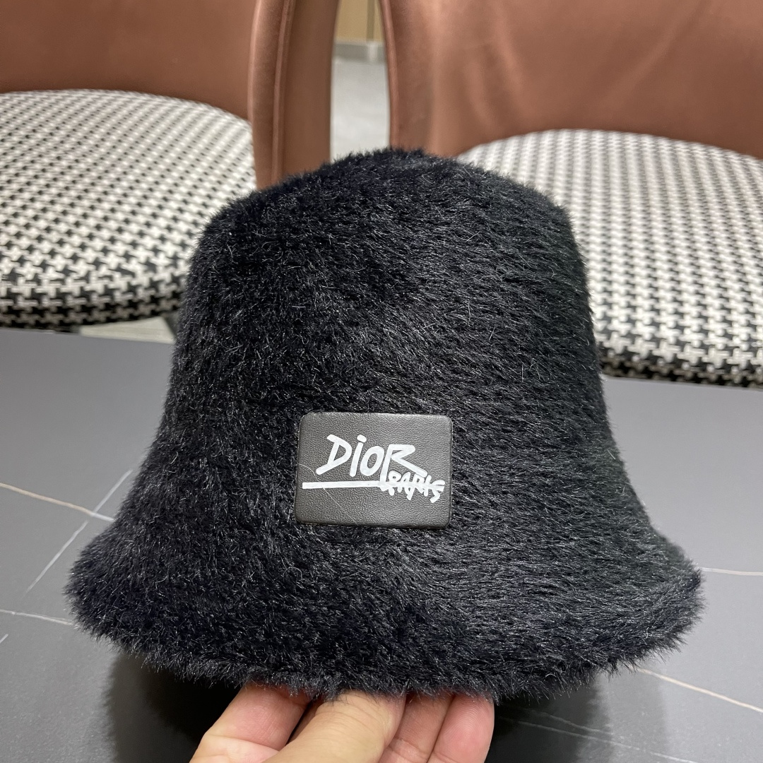 。DIOR迪奥2025冬新款毛绒绒水桶帽女秋冬季保暖显脸小时尚毛绒渔夫帽子潮