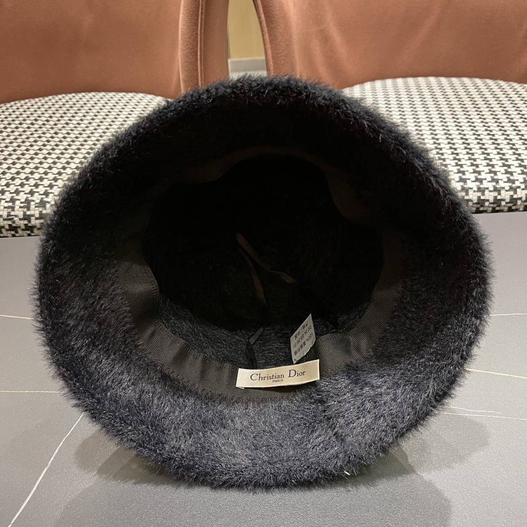 。DIOR迪奥2025冬新款毛绒绒水桶帽女秋冬季保暖显脸小时尚毛绒渔夫帽子潮
