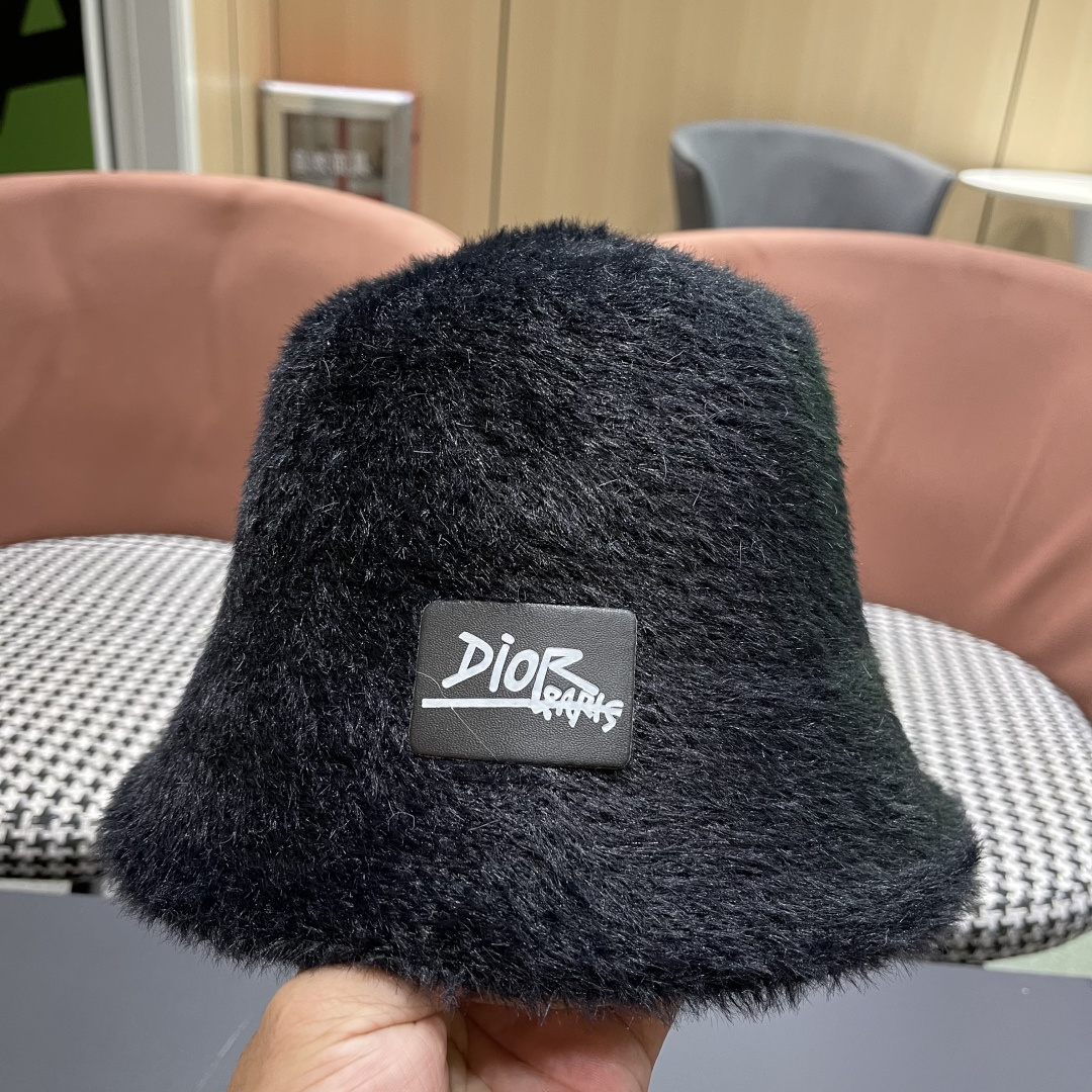 。DIOR迪奥2025冬新款毛绒绒水桶帽女秋冬季保暖显脸小时尚毛绒渔夫帽子潮