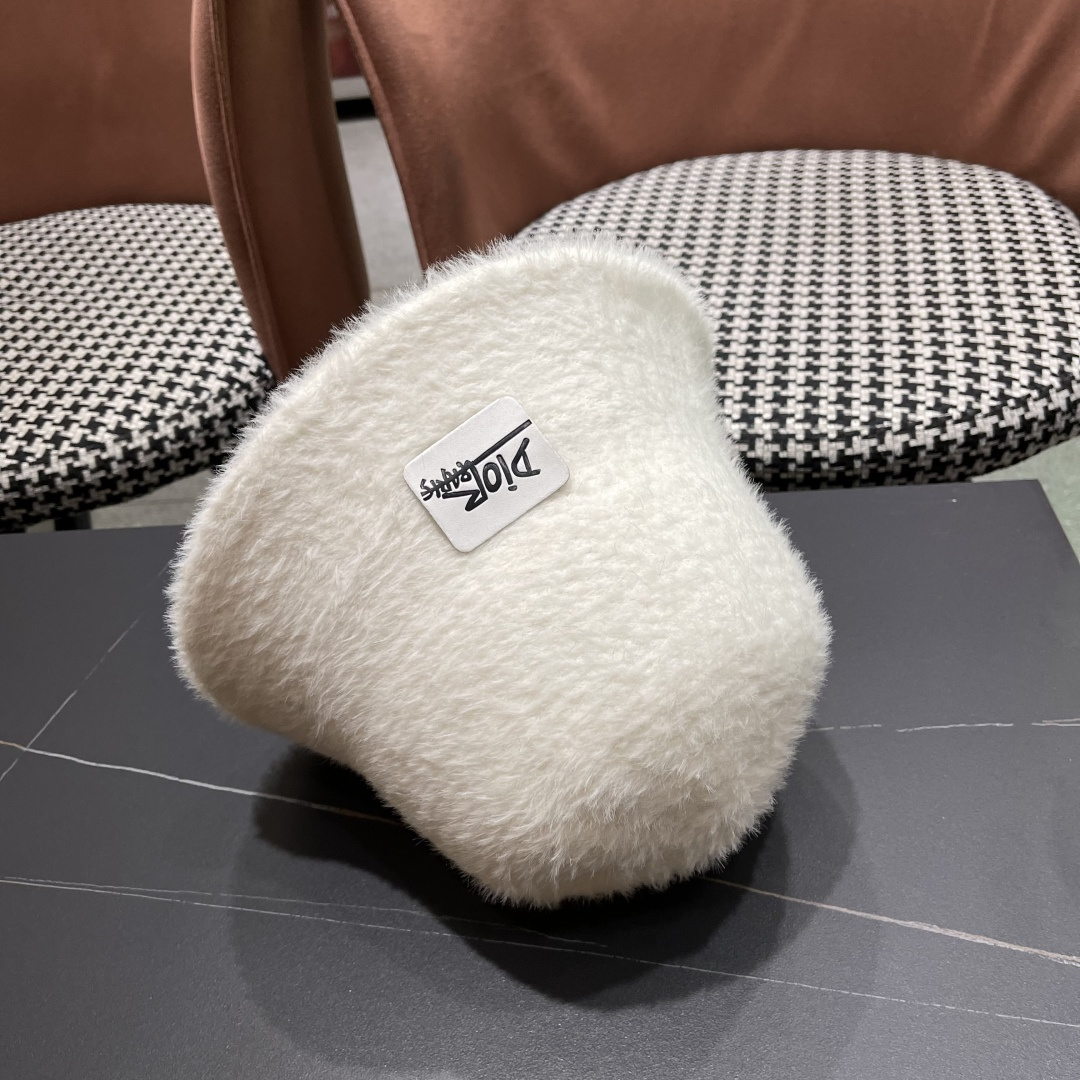 。DIOR迪奥2025冬新款毛绒绒水桶帽女秋冬季保暖显脸小时尚毛绒渔夫帽子潮