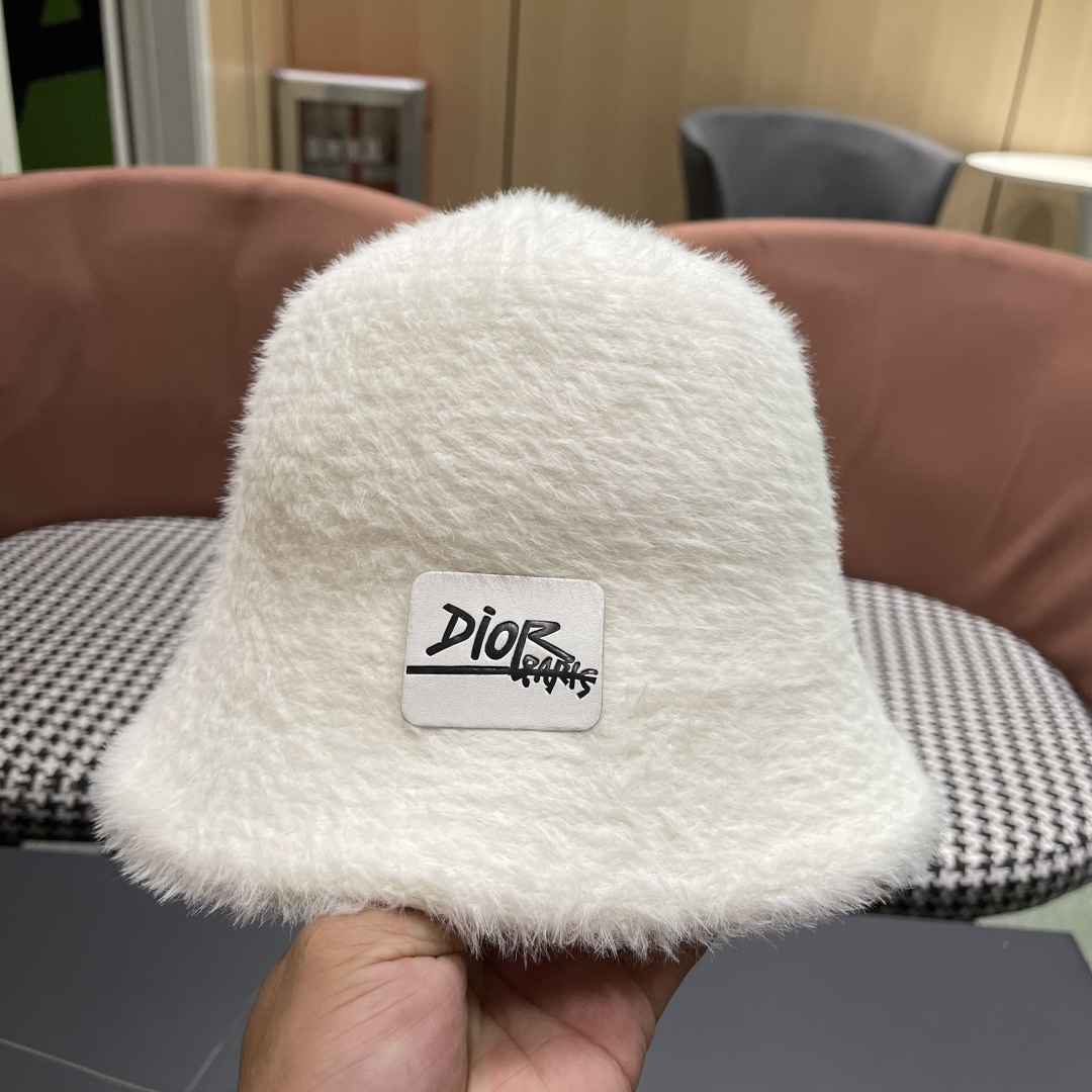 。DIOR迪奥2025冬新款毛绒绒水桶帽女秋冬季保暖显脸小时尚毛绒渔夫帽子潮