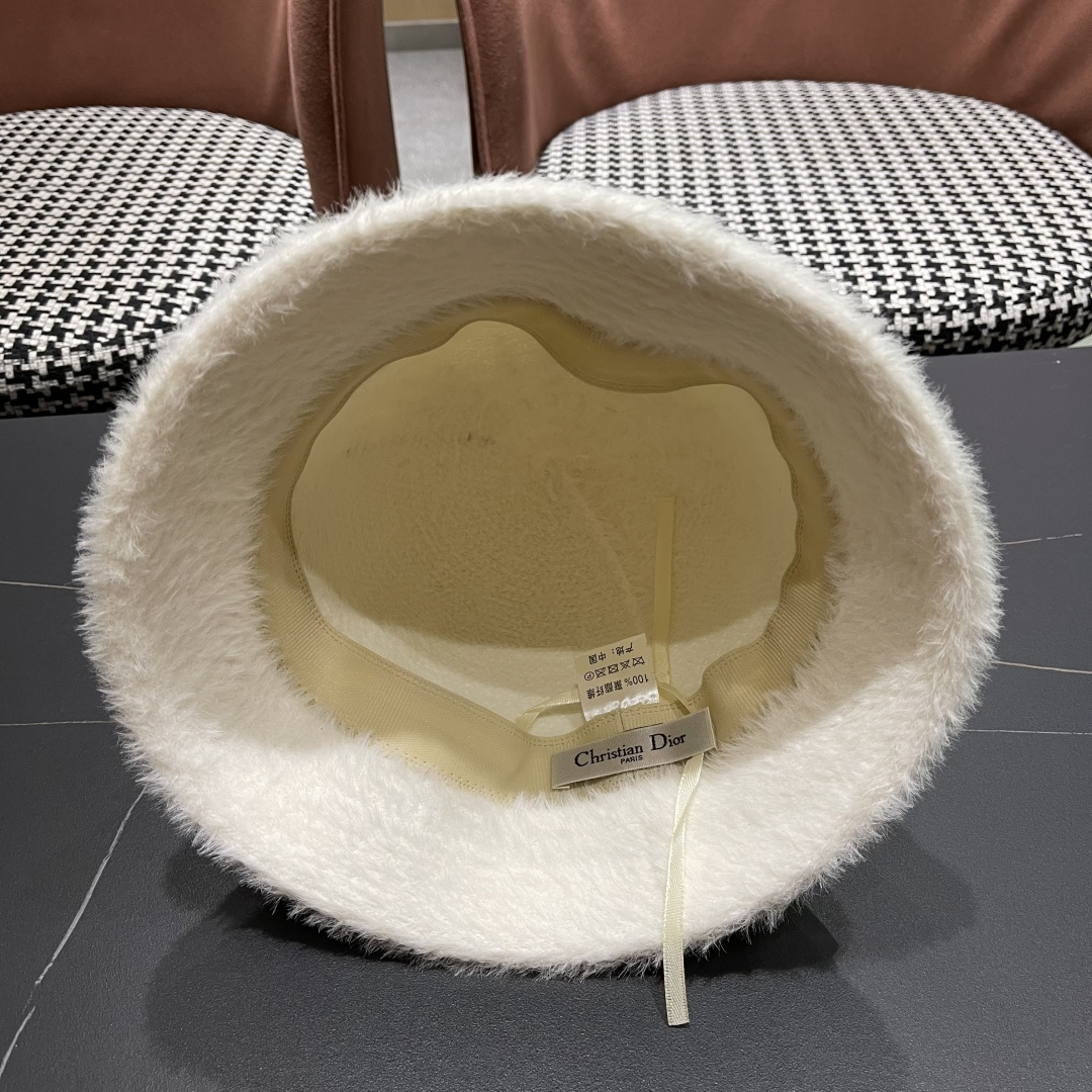 。DIOR迪奥2025冬新款毛绒绒水桶帽女秋冬季保暖显脸小时尚毛绒渔夫帽子潮